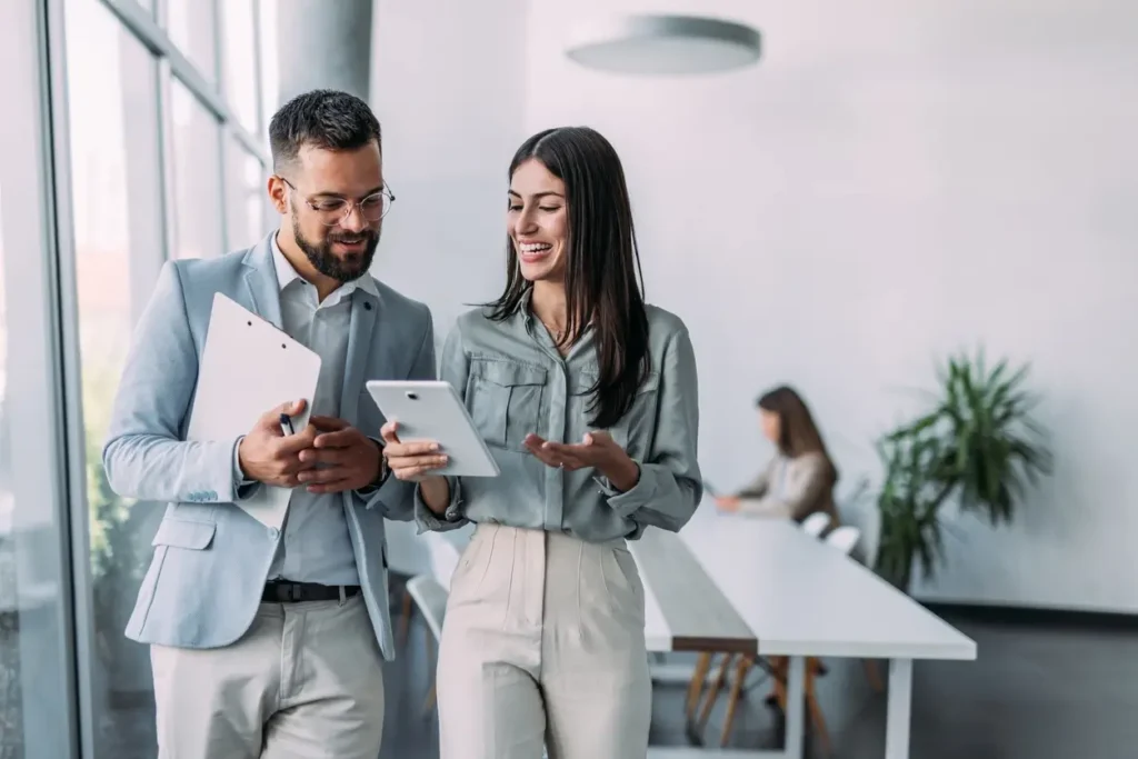 Woman showing a man a paper in a work environment